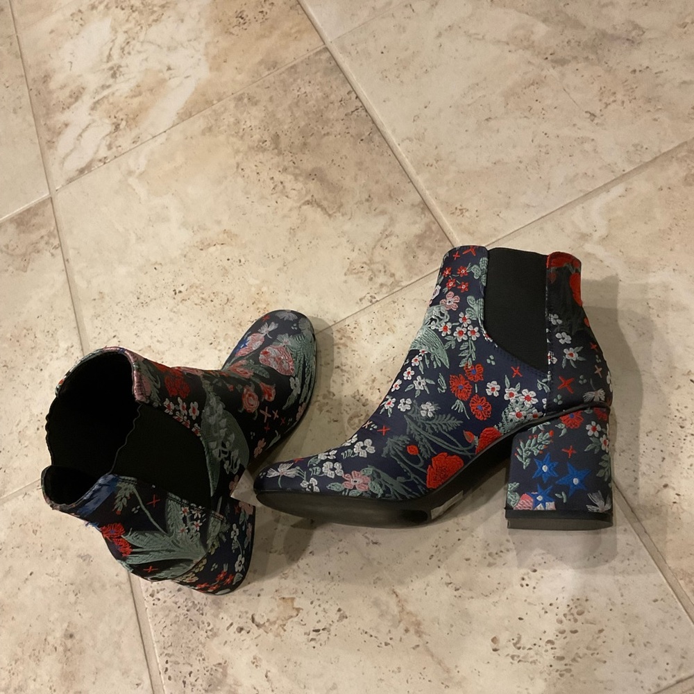Like new Indigo Rd woman ankle boots 7M